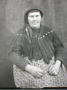 Ritratto di donna in abito tradizionele (1920 - 1930)